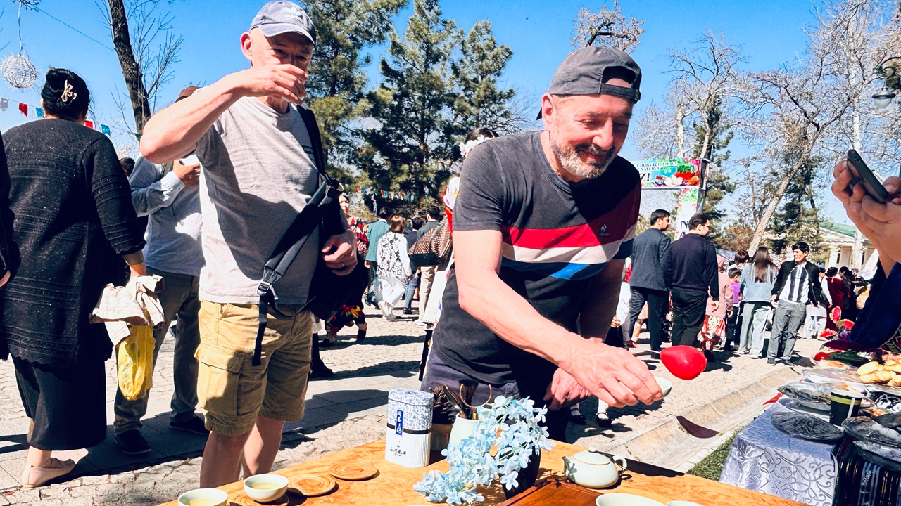 20250320 撒马尔罕国立外国语学院孔子学院  与当地民众互动 (3).jpg