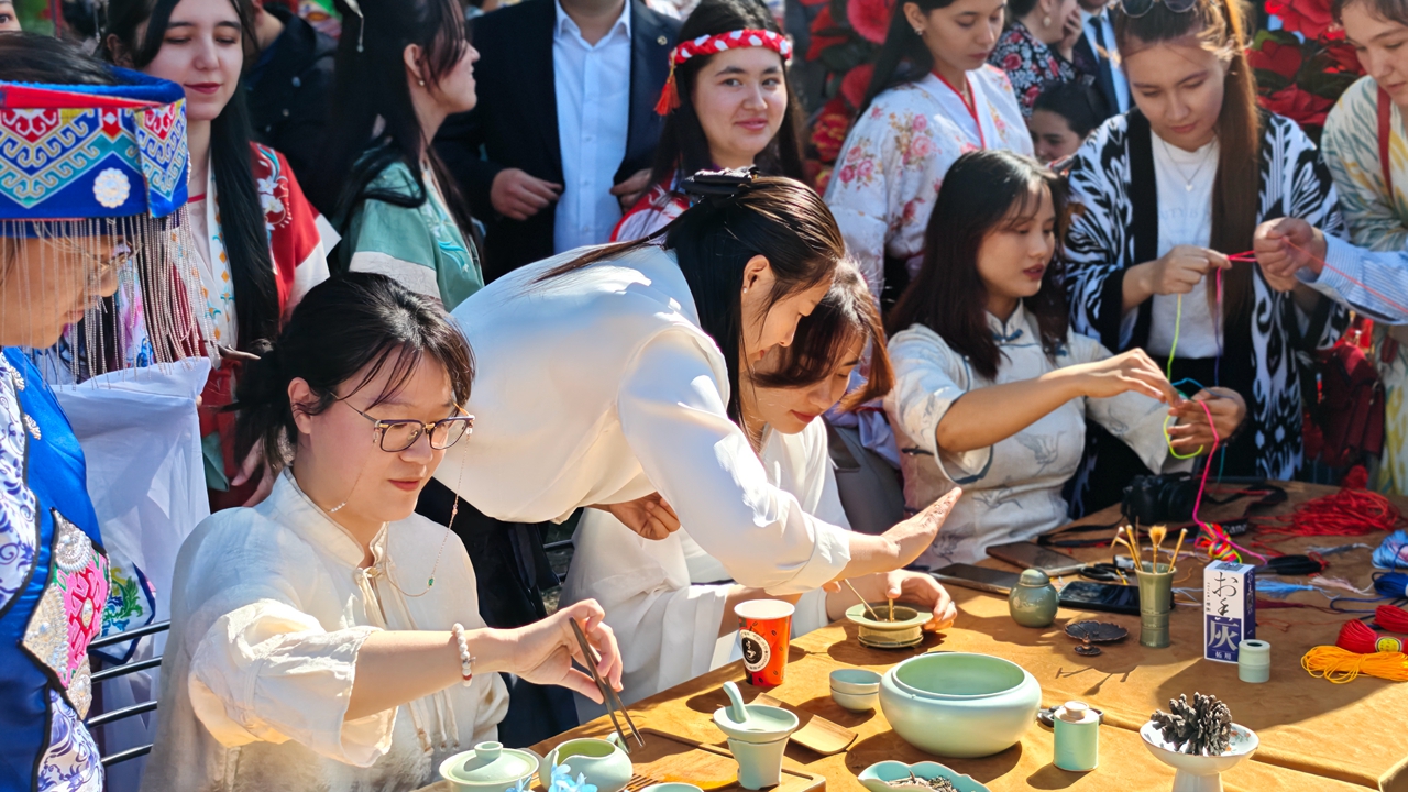 20250320 撒马尔罕国立外国语学院孔子学院  撒外国际中文教师秦佳雯、包丽央展示茶艺 (5).jpg