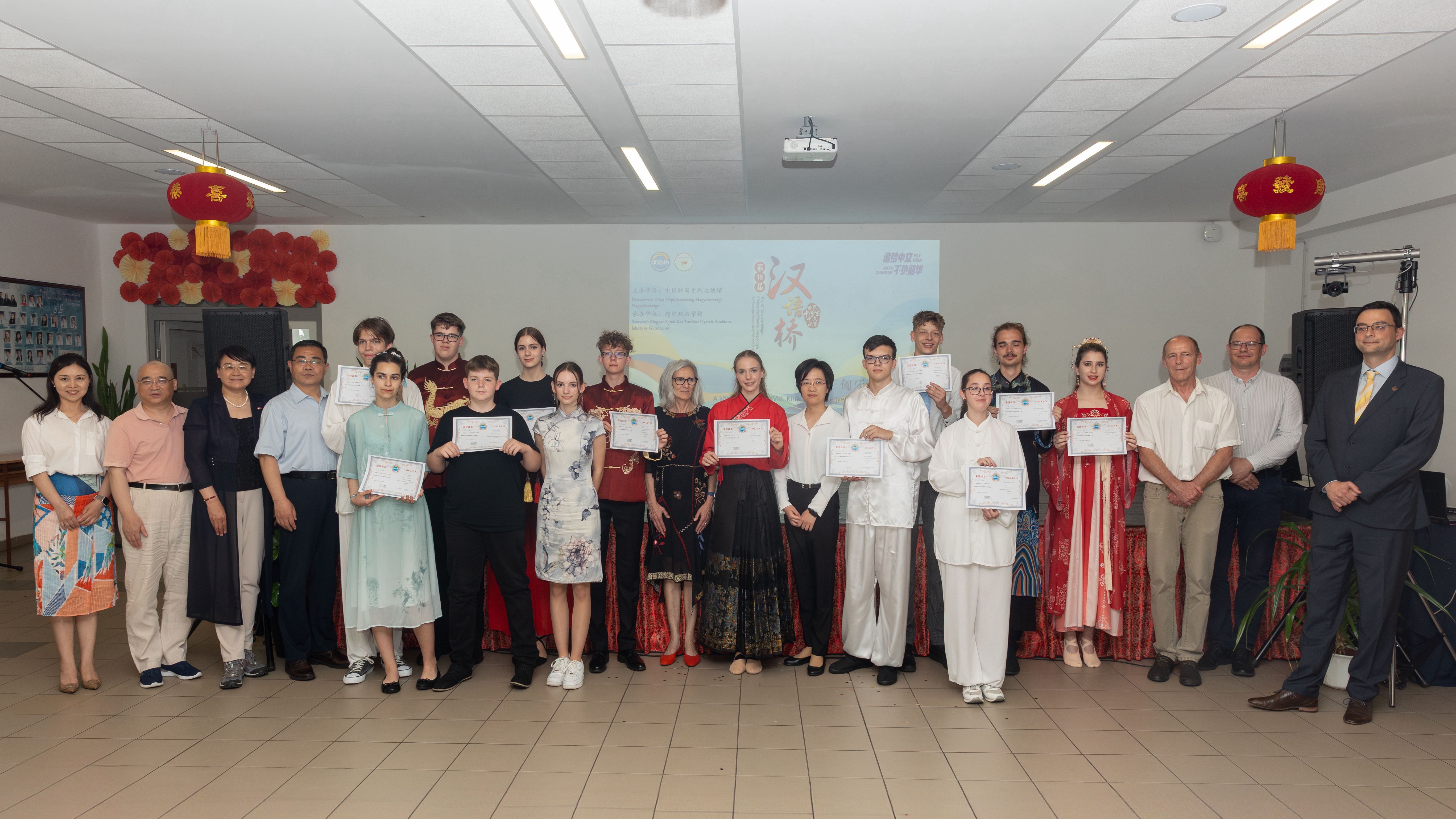 1. 赛格德大学孔院参加第十八届“汉语桥”世界中学生中文比赛 评委选手孔院院长集体合影.JPG