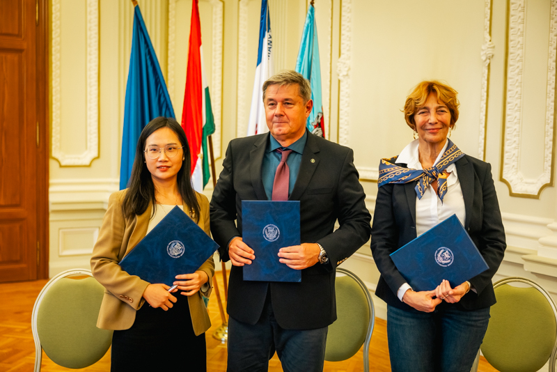 1.20251203 赛大与比亚迪签约 赛格德大学校长拉兹洛·罗沃、校监朱迪特·范德莱，比亚迪人力资源经理邹银丽.jpg